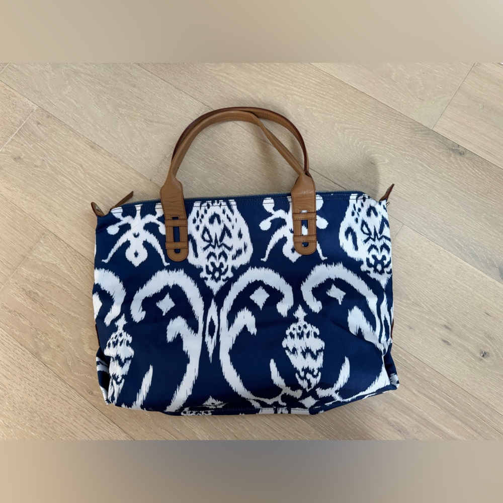 Gorgeous blue and white never used Stella & Dot tote bag